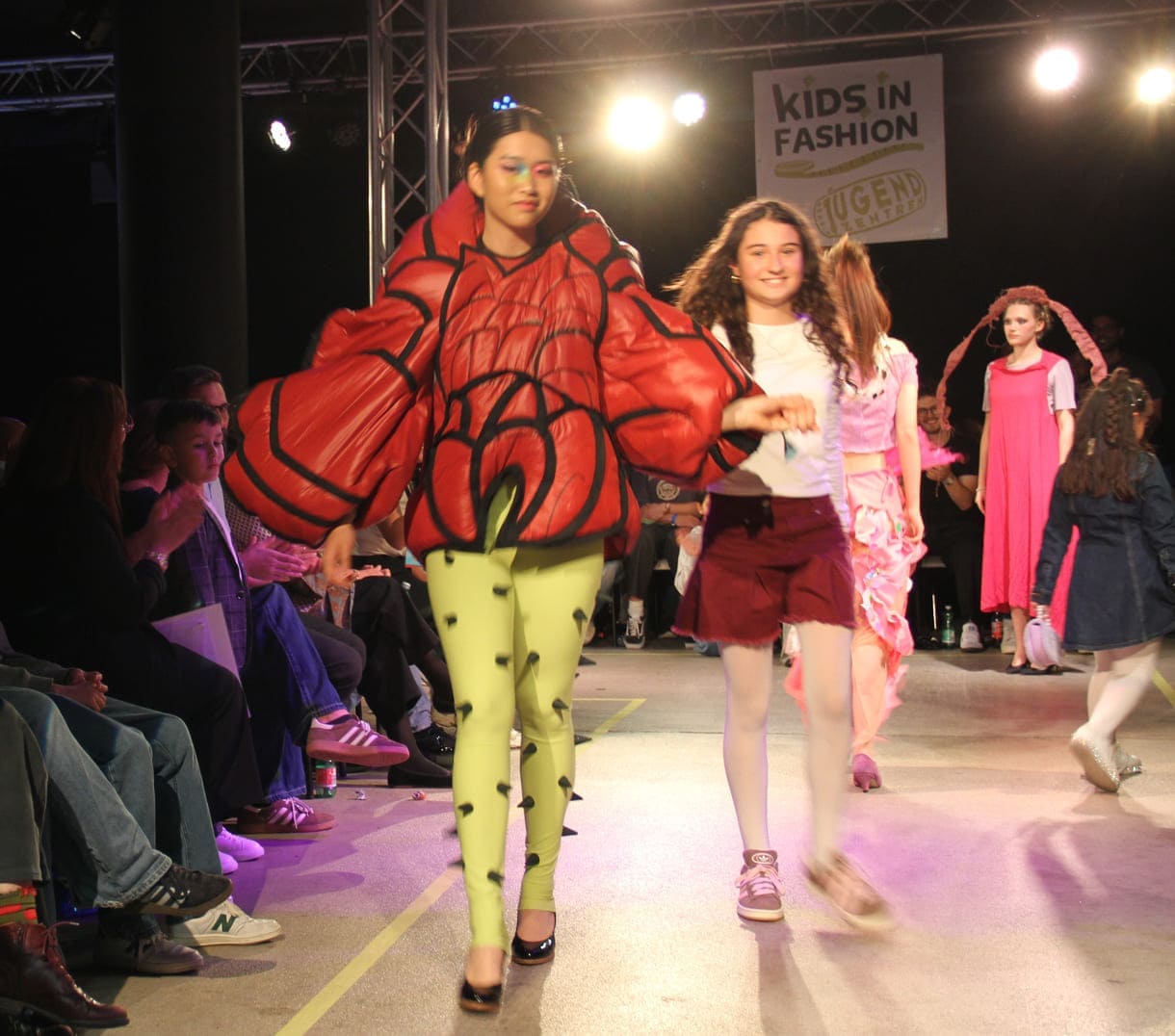 Desgner:innen, die bei der Show anwesend waren mit "ihren" Models auf dem Laufsteg
