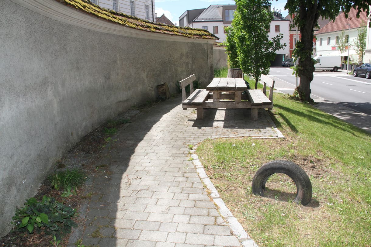 Von der Landjugend gebauter Verweilplatz