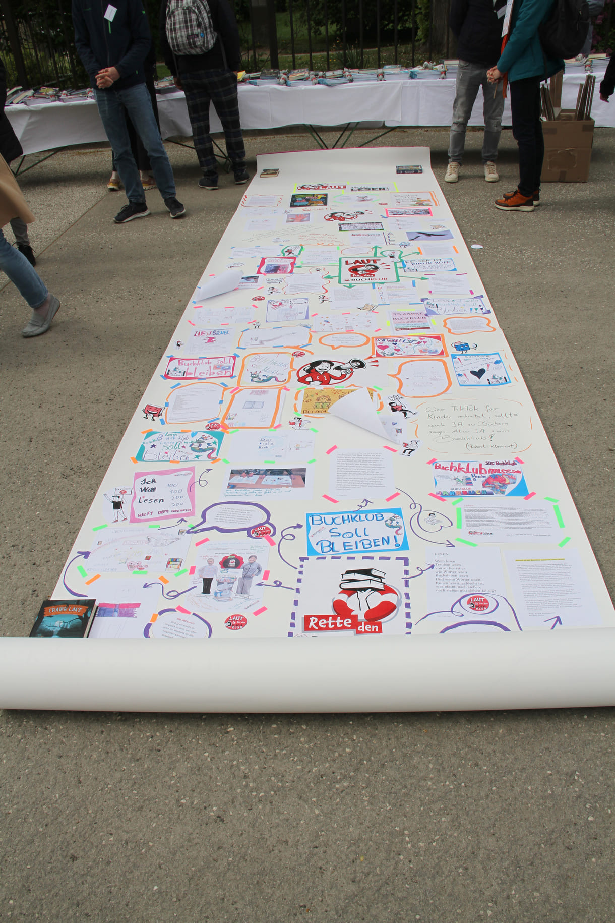 Künstlerisch gestaltete lange Protestrolle