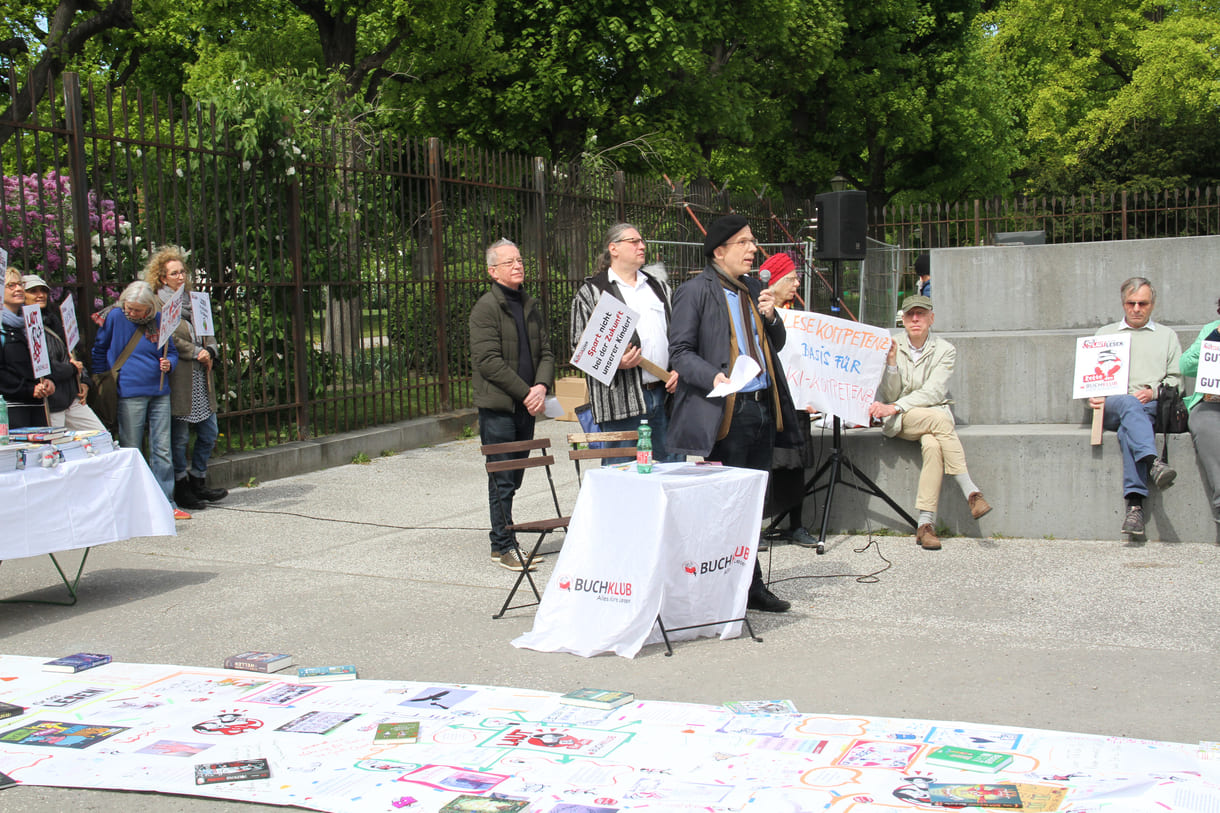Künstlerisch gestaltete lange Protestrolle