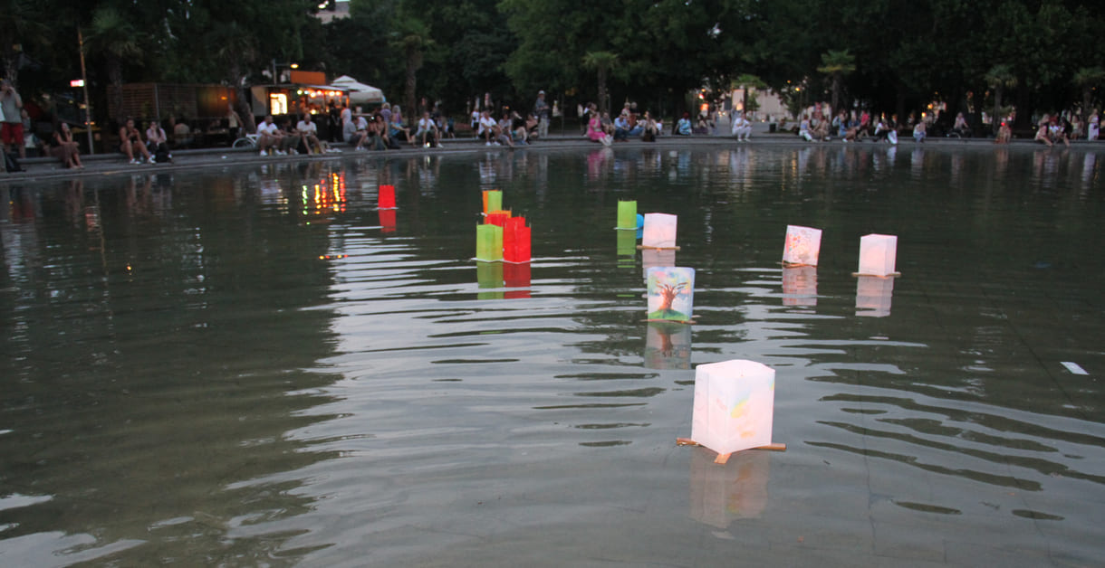Laternen treiben im Teich