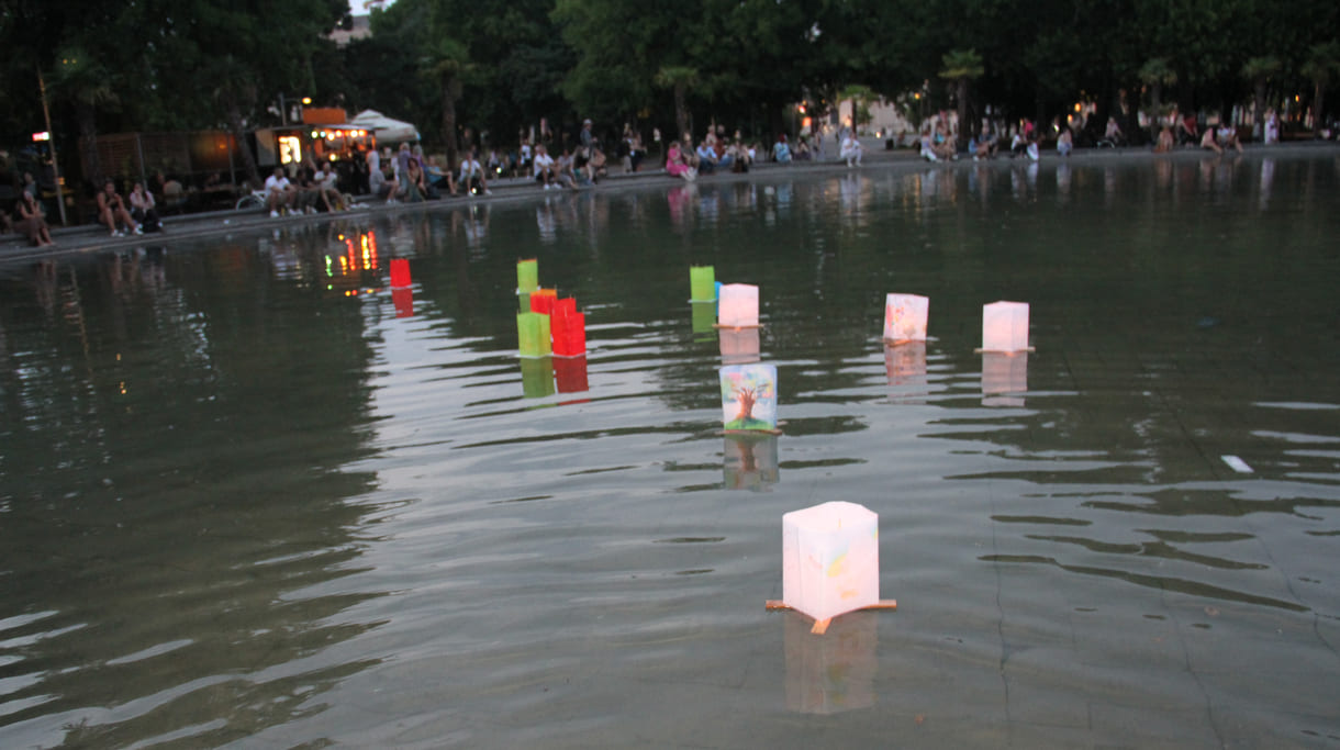 Laternen treiben im Teich