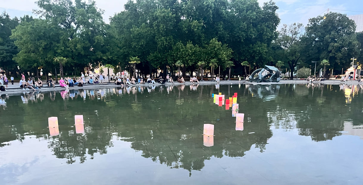 Laternen treiben im Teich