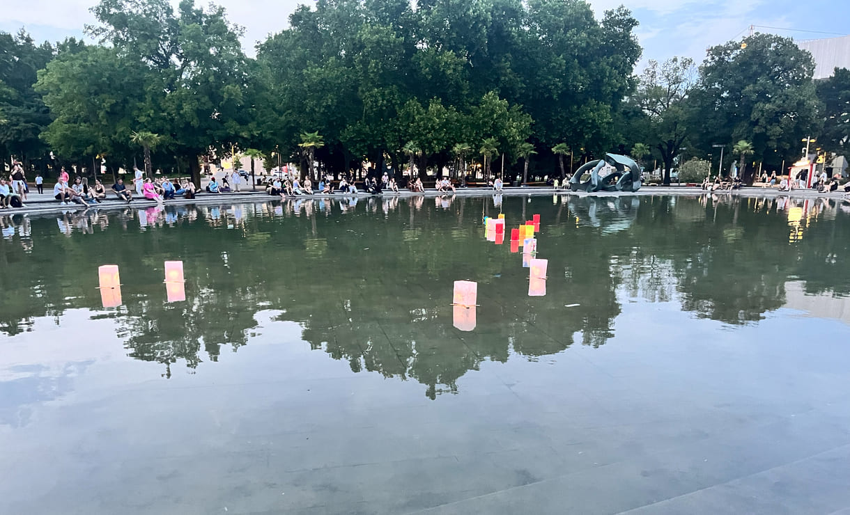 Laternen treiben im Teich