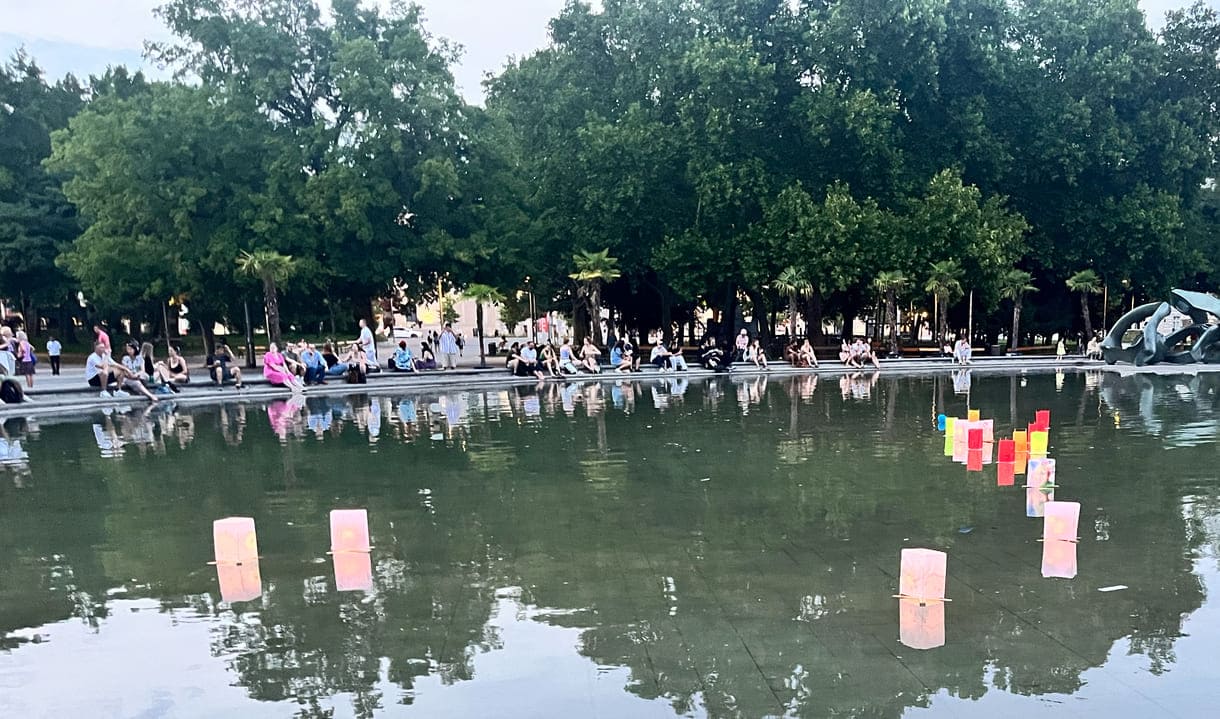 Laternen treiben im Teich