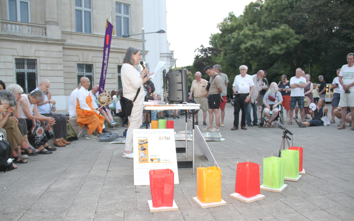 Bunte Laternen rund um den Infotisch