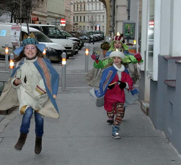 Foto aus dem Archiv als KiJuKU, damals noch als KiKu (kinder-KURIER) Sternsinger:innen in Wien bei einer ihrer Touren begleitete