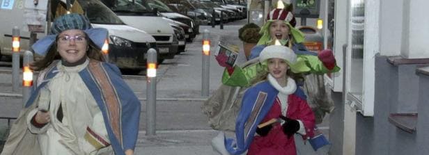 Foto aus dem Archiv als KiJuKU, damals noch als KiKu (kinder-KURIER) Sternsinger:innen in Wien bei einer ihrer Touren begleitete