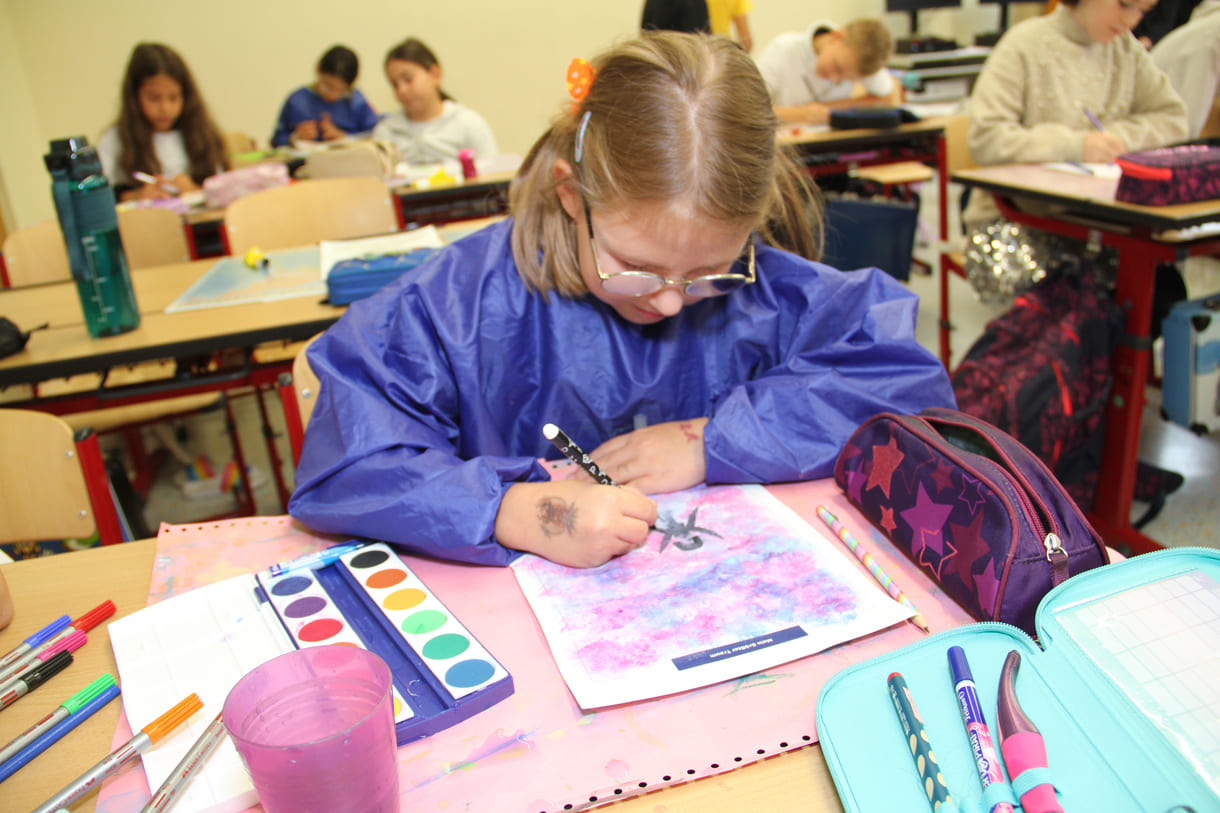 Volksschulkinder malen ihren jeweils größten Traum - und das für einen guten Zweck