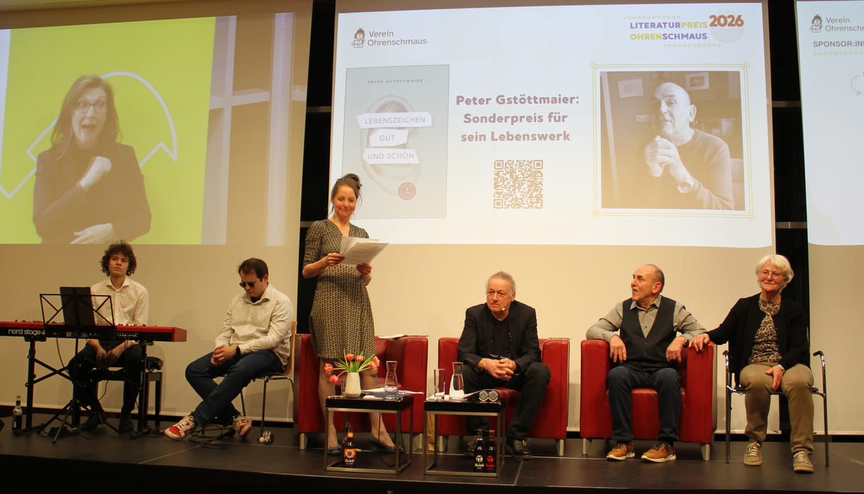 Lebenswerk-Preisträger Peter Gstöttmaier, seine Schwester Heidi Pölzguter, die beiden Schauspieler:innen Chris Pichler und Markus Hering und Laudator Günter Kaindlstorfer
