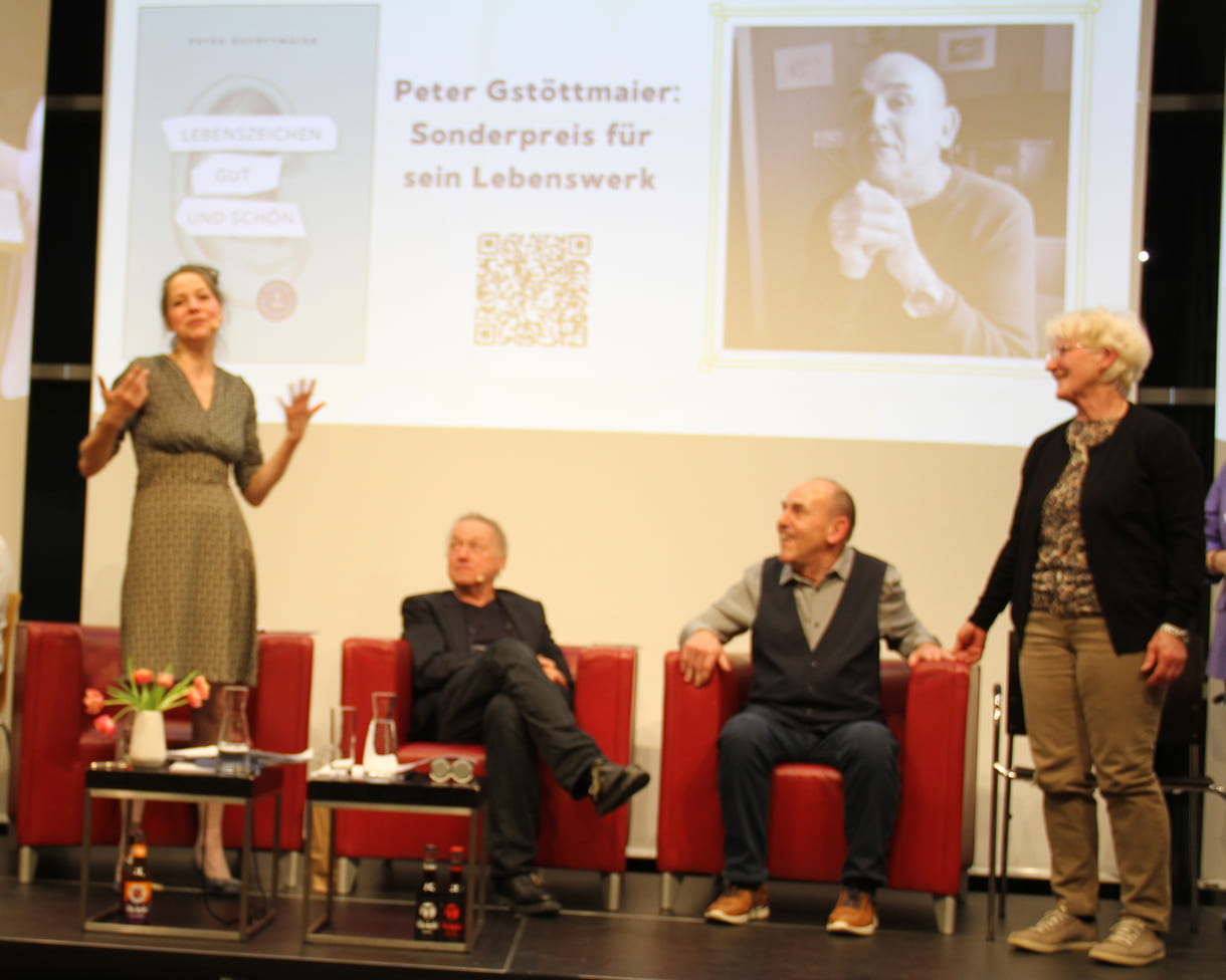Lebenswerk-Preisträger Peter Gstöttmaier, seine Schwester Heidi Pölzguter, die beiden Schauspieler:innen Chris Pichler und Markus Hering und Laudator Günter Kaindlstorfer