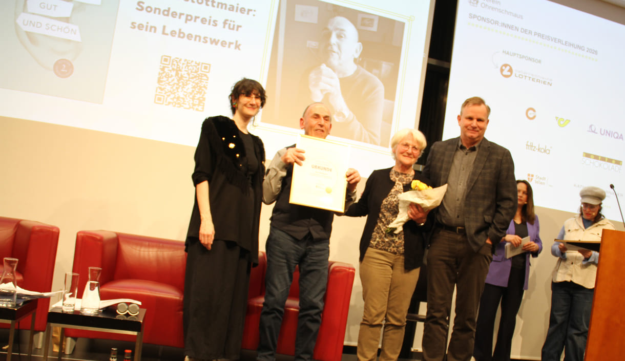 Gruppenfoto des Lebenswerk-preisträgers mit Schwester,laudator und Preisüberreicherin