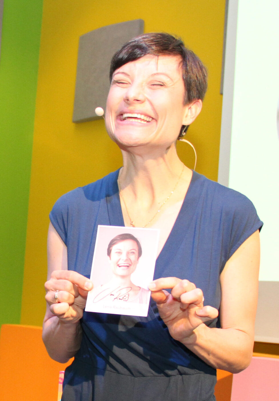 Die Autorin mit ihrer Autogrammkarte