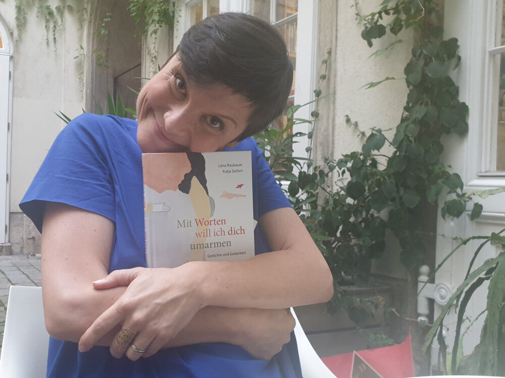 Autorin umarmt ihr Buch "Mit Worten will ich dich umarmen"