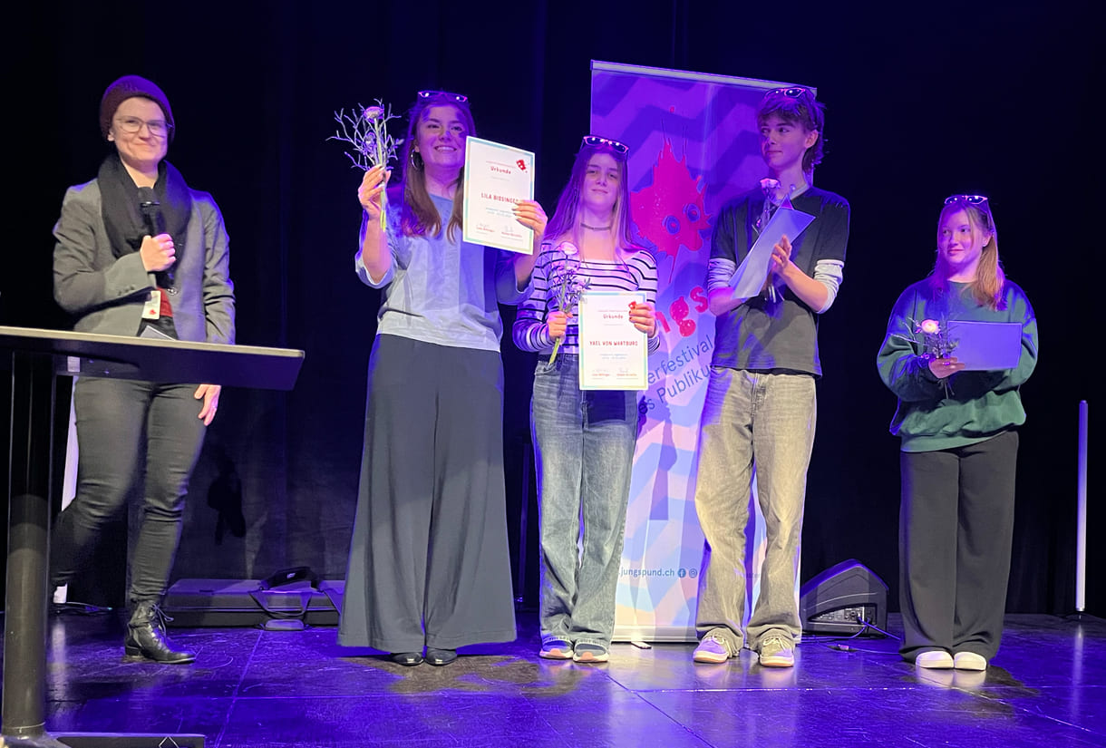 Jugendjury: Carmen Caseli, Lila Bissinger, Yael von Wartburg und Lionel Falkenbach mit Lena Böllinger, die sie von Festivalseite unterstützte