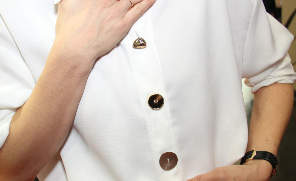 Vielfältig wie ihre Texte - die Knöpfe auf Lena Raubaums Bluse bei der Preisverleihung