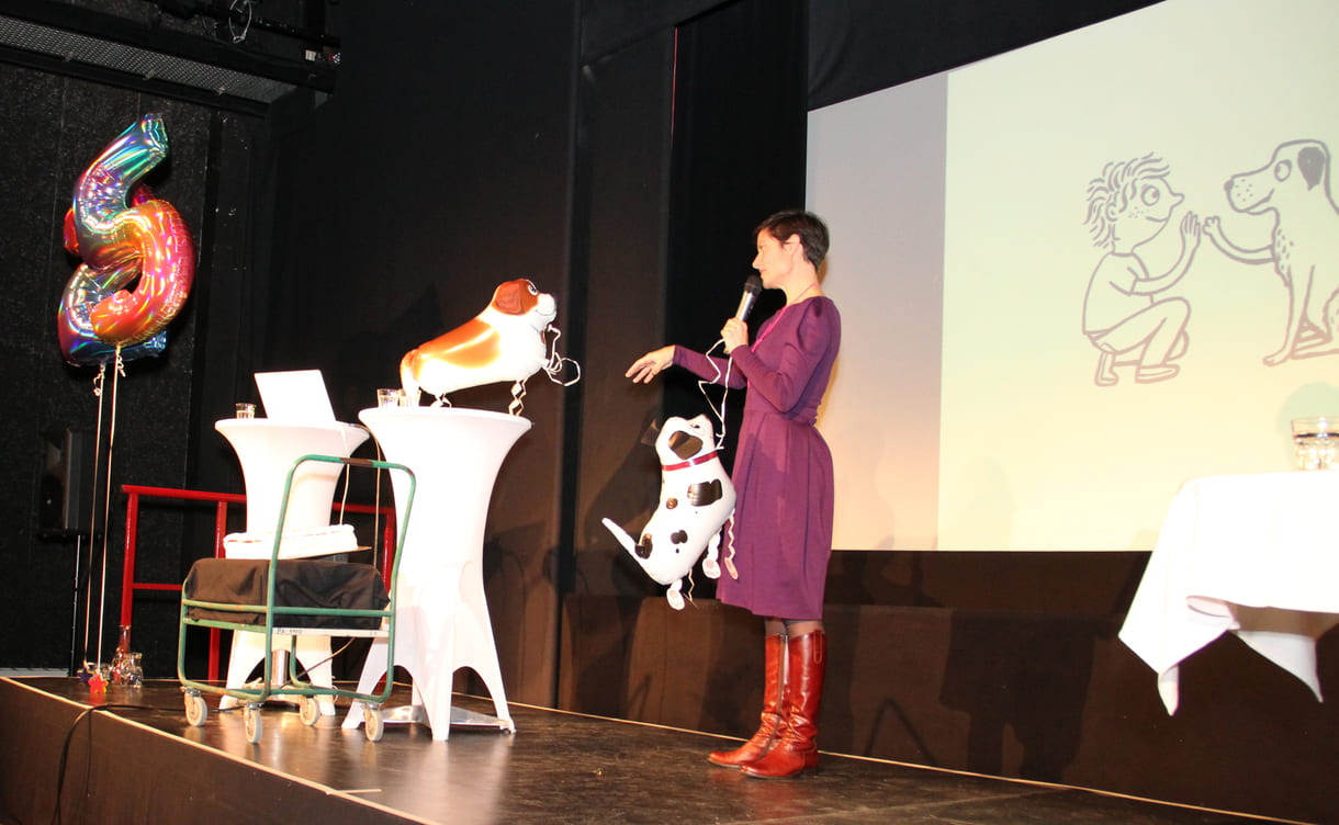 Preisträgerin 2016 und Vielfach-Buchveröffentlicherin Lena Raubaum bei ihrer Revue von damals bis heute