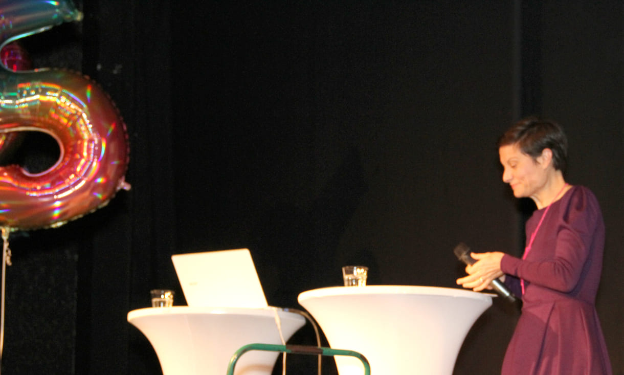 Preisträgerin 2016 und Vielfach-Buchveröffentlicherin Lena Raubaum bei ihrer Revue von damals bis heute
