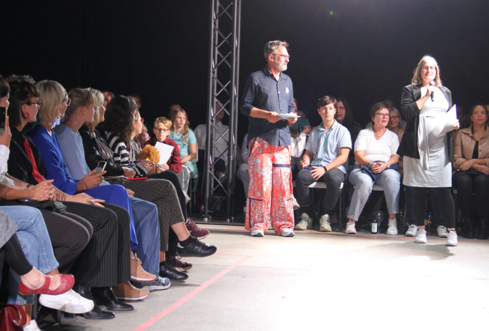 Modekünstler und Kids-in-Fashion-Mastermind Leo Oswald und Jugendzentren-Obfrau, Gemeinderätin Marina Hanke geben die Preisträger:innen bei den Ältesten bekannt