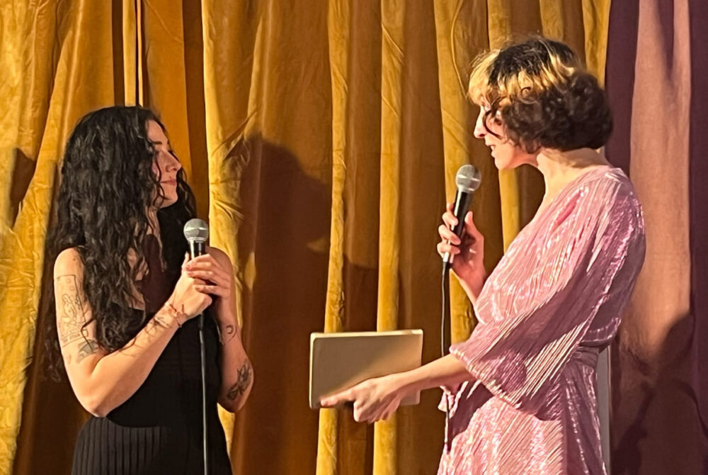 Live-Interview auf der Bühne: Jeanne Drach (rechts) mit Leonie-Rachel Soyel