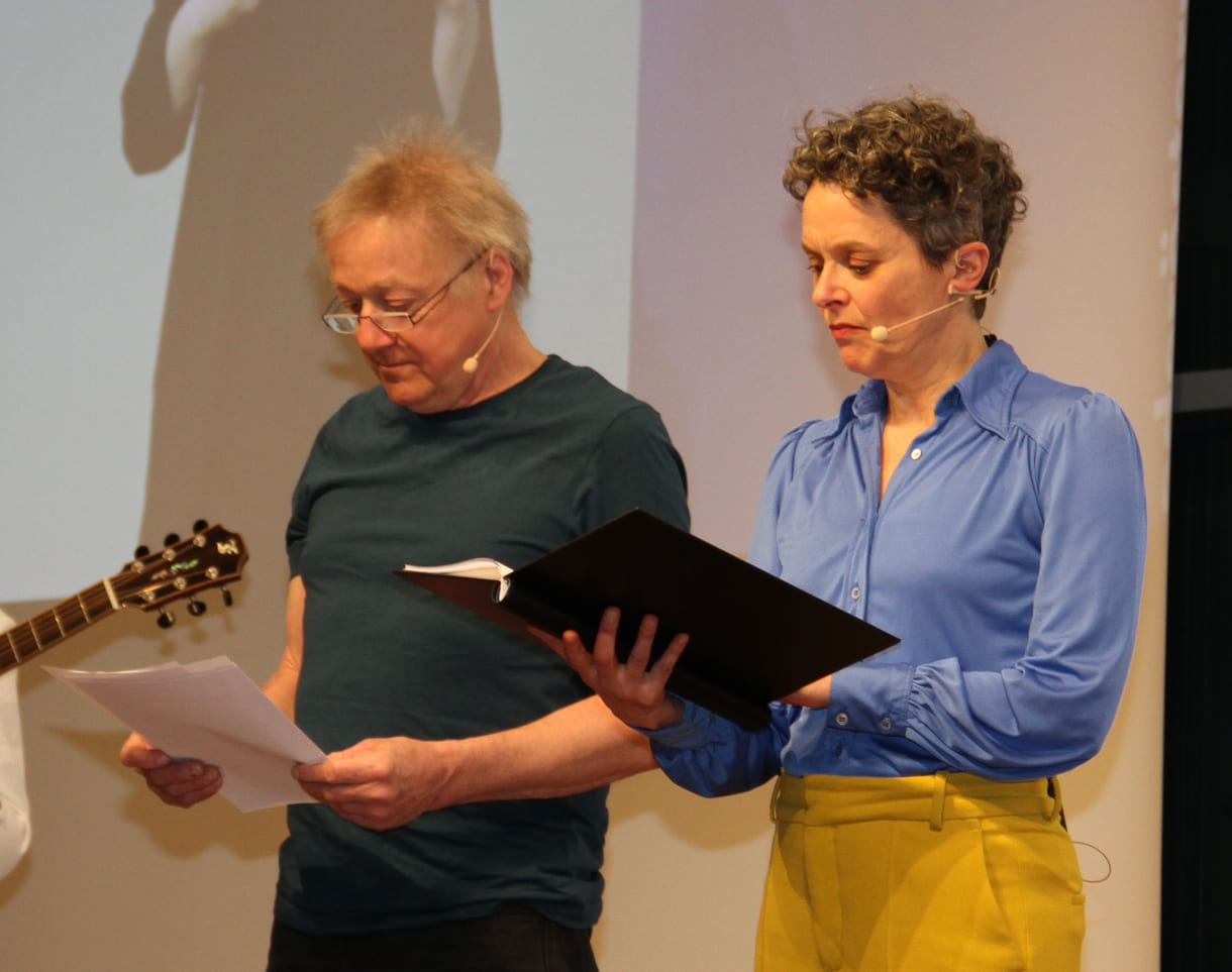 Markus Hering und Dorothee Hartinger, Burgschauspieler:innen, trugen die Texte der Preisträger:innen vor