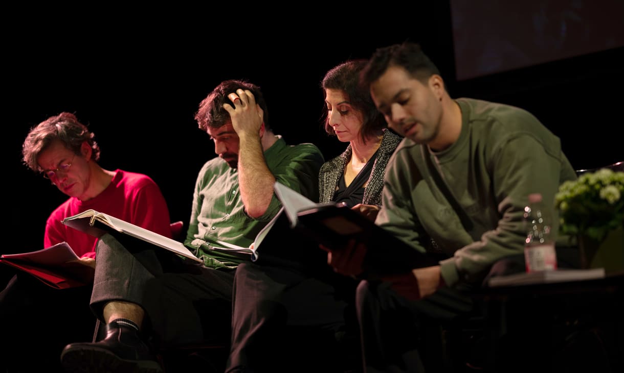 Aus den 23 Finaltexten lasen die Profi-Schauspieler:innen Markus Meyer, Kaspar Locher, Zeynep Buyraç und Maximilian Thienen