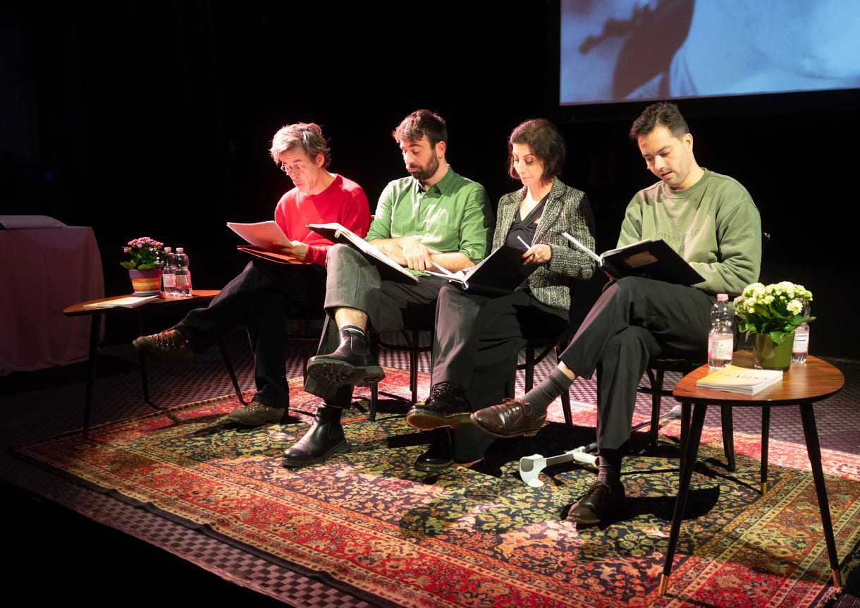 Aus den 23 Finaltexten lasen die Profi-Schauspieler:innen Markus Meyer, Kaspar Locher, Zeynep Buyraç und Maximilian Thienen