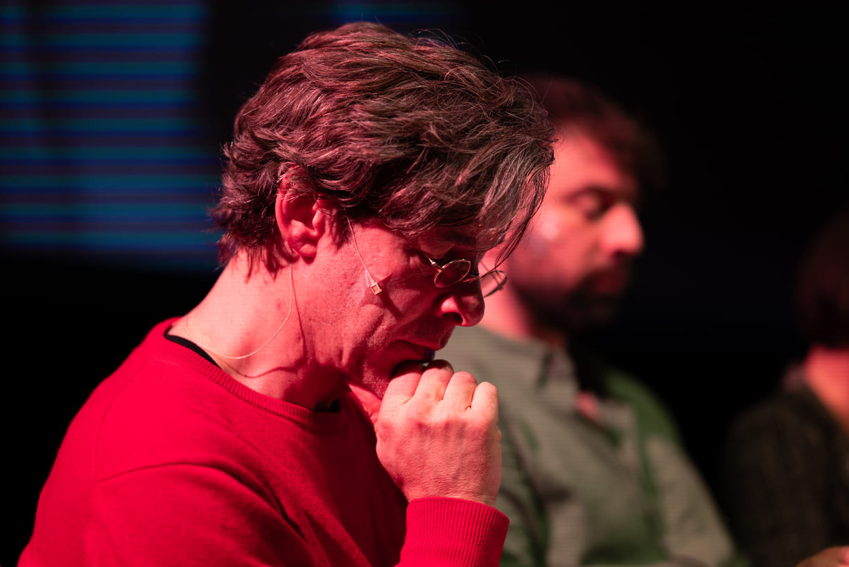 Aus den 23 Finaltexten lasen die Profi-Schauspieler:innen Markus Meyer, Kaspar Locher, Zeynep Buyraç und Maximilian Thienen