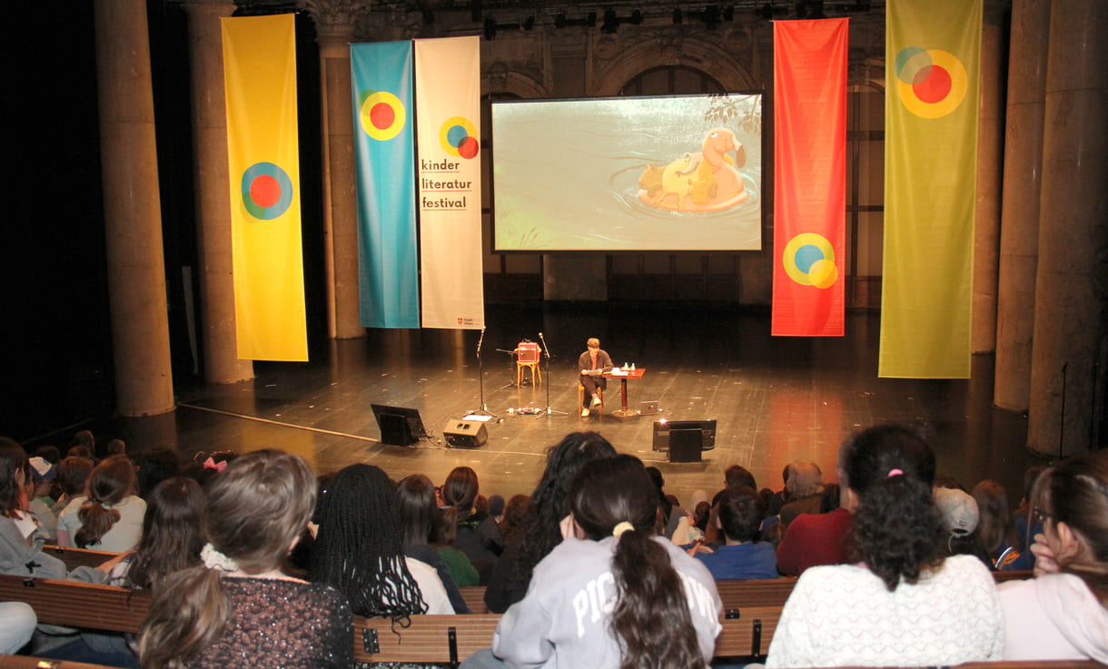 Auftaktlesung des Festivals: Mattäus Bär aus Band 3 der Wasserschwein-Abenteuer