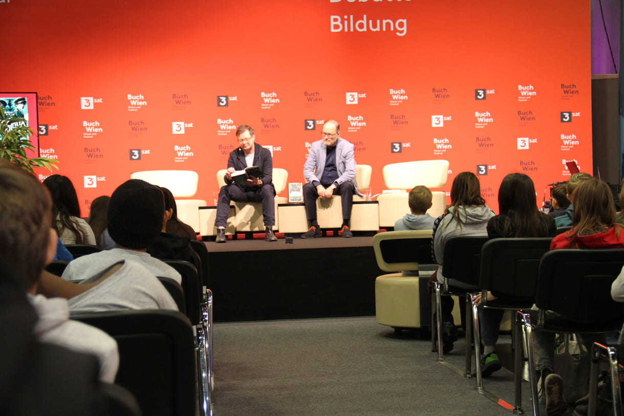 Benedict Mirow las aus seinem neuen Jugendroman 