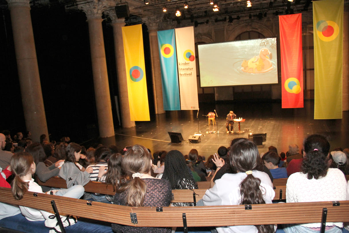 Auftaktlesung des Festivals: Mattäus Bär aus Band 3 der Wasserschwein-Abenteuer
