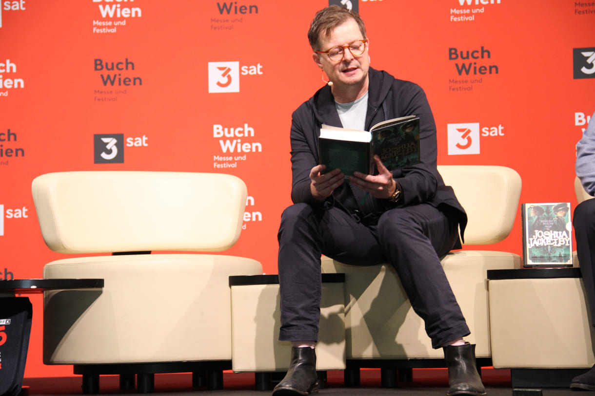Benedict Mirow las aus seinem neuen Jugendroman 