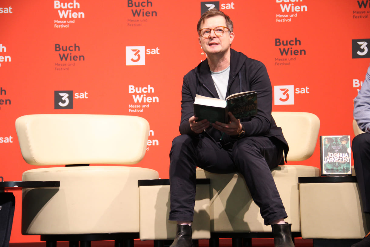 Benedict Mirow las aus seinem neuen Jugendroman 