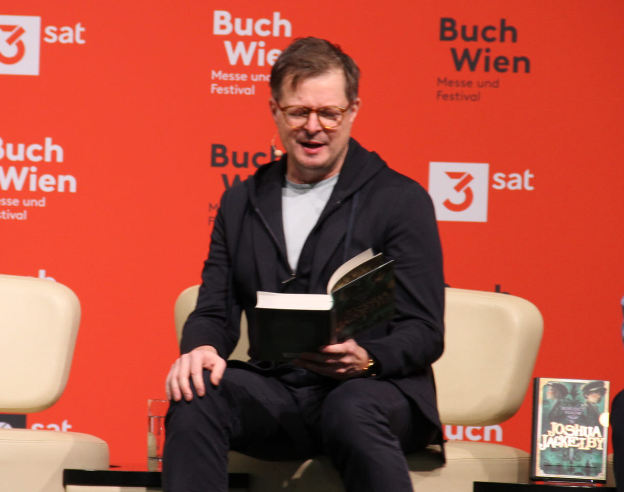 Benedict Mirow las aus seinem neuen Jugendroman 