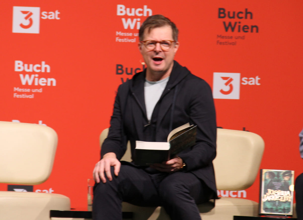 Benedict Mirow las aus seinem neuen Jugendroman 