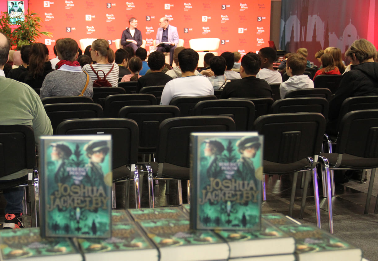 Blick vom Bücherstapel aus auf die Lesung