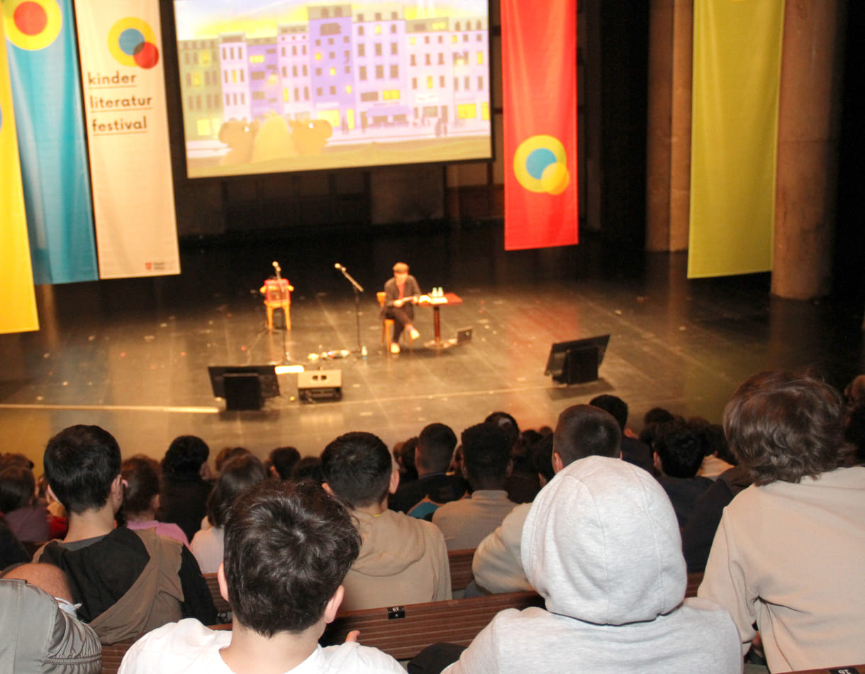Auftaktlesung des Festivals: Mattäus Bär aus Band 3 der Wasserschwein-Abenteuer