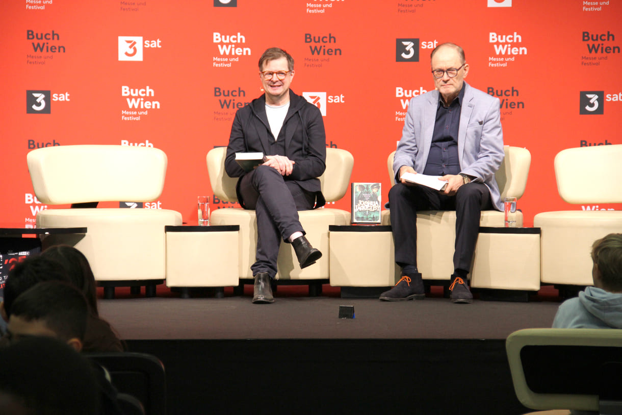 Benedict Mirow las aus seinem neuen Jugendroman 