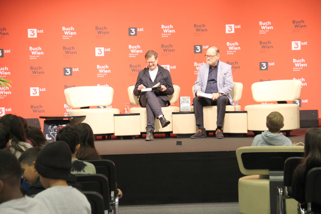 Benedict Mirow las aus seinem neuen Jugendroman 