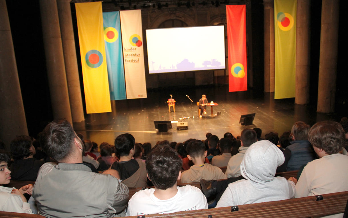 Auftaktlesung des Festivals: Mattäus Bär aus Band 3 der Wasserschwein-Abenteuer