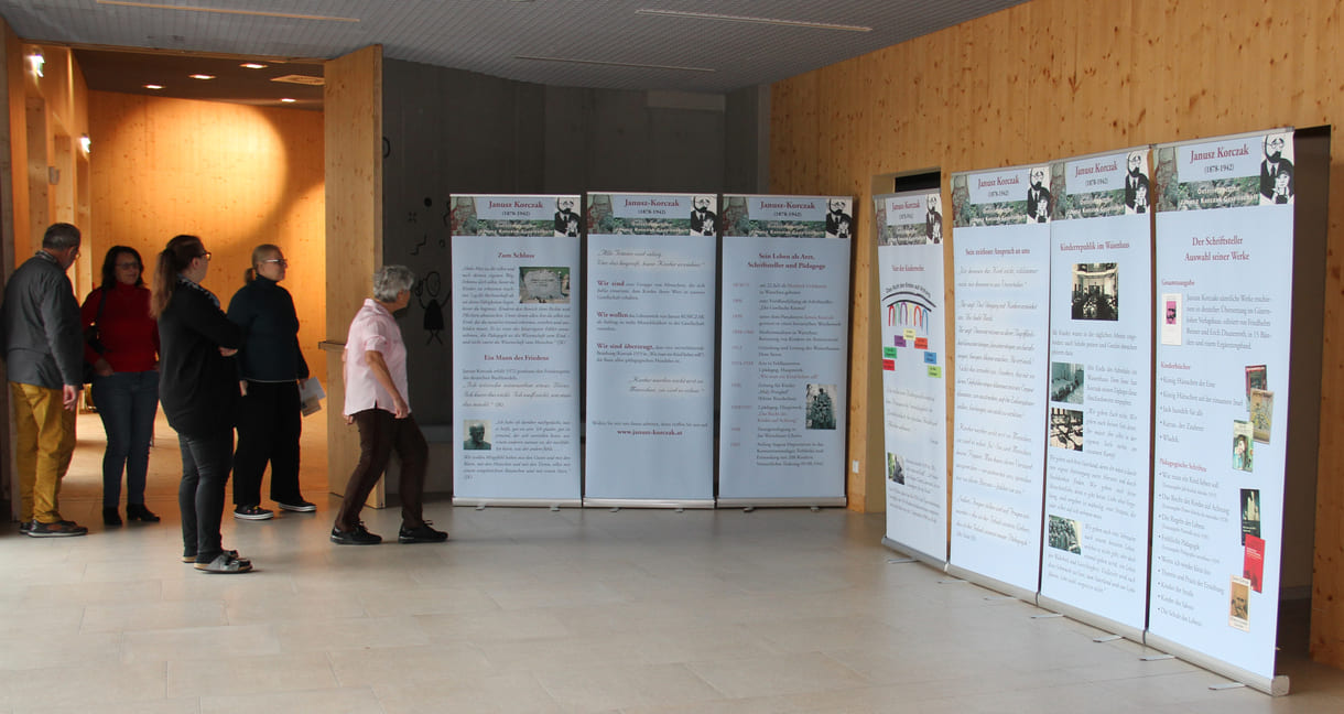 Roll-Ups der Ausstellung über Janusz Korczak