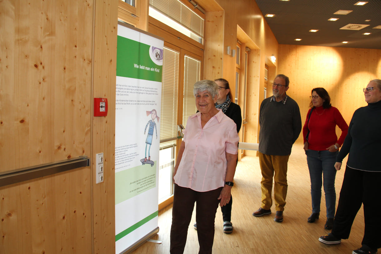 Heide Manhartsberger-Zuleger führt durch die Ausstellung