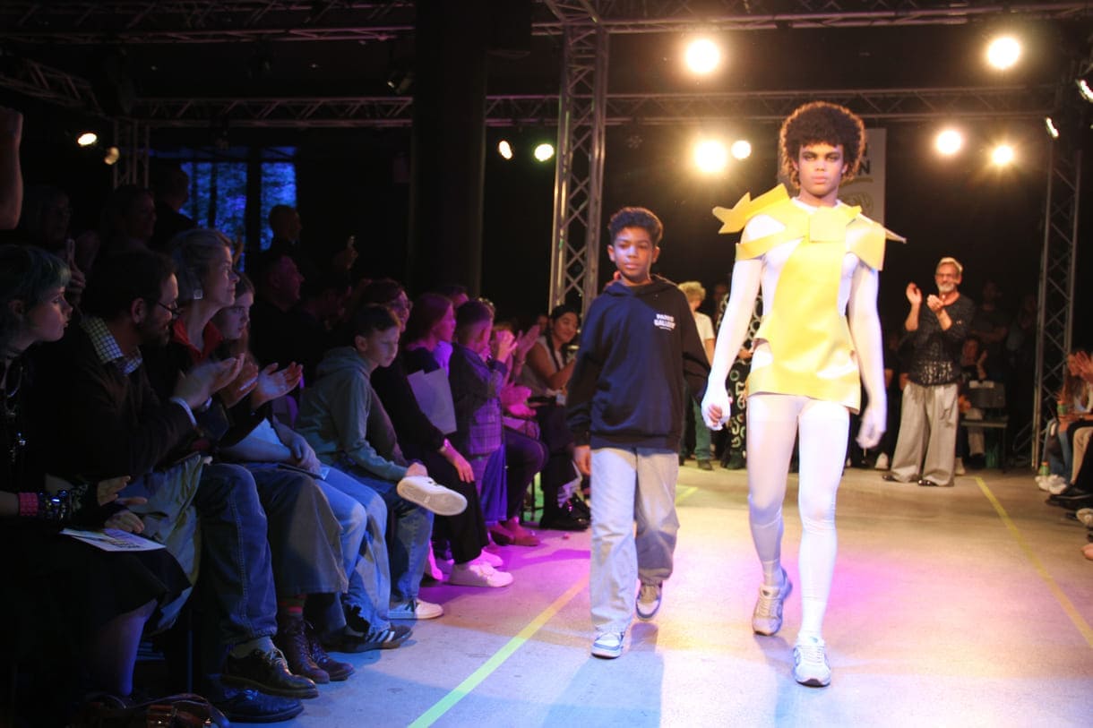 Desgner:innen, die bei der Show anwesend waren mit "ihren" Models auf dem Laufsteg