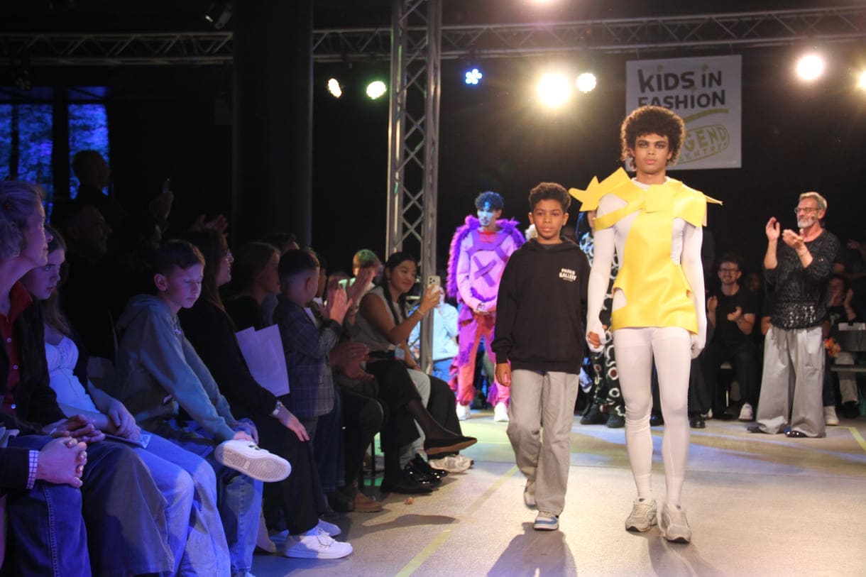 Desgner:innen, die bei der Show anwesend waren mit "ihren" Models auf dem Laufsteg