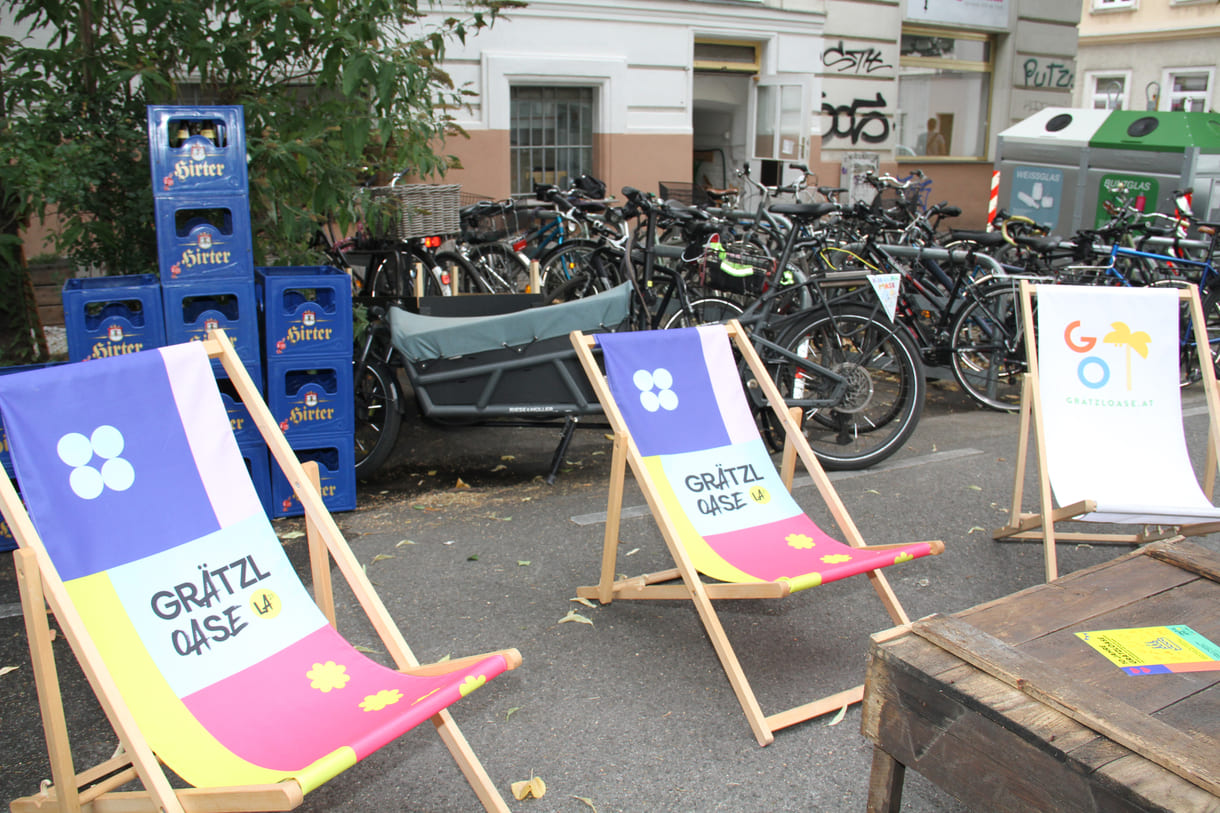 Liegestühle vor vielen Fahrrädern
