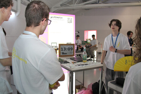 Viel Besuch beim Stand von "LifeWatch", der Uhr mit Luftgüte-Anzeige