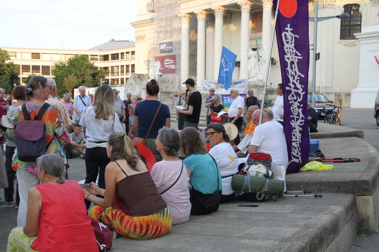 Blick auf die Gedenk-Kundgebung am Karlsplatz (Wien, 2026)