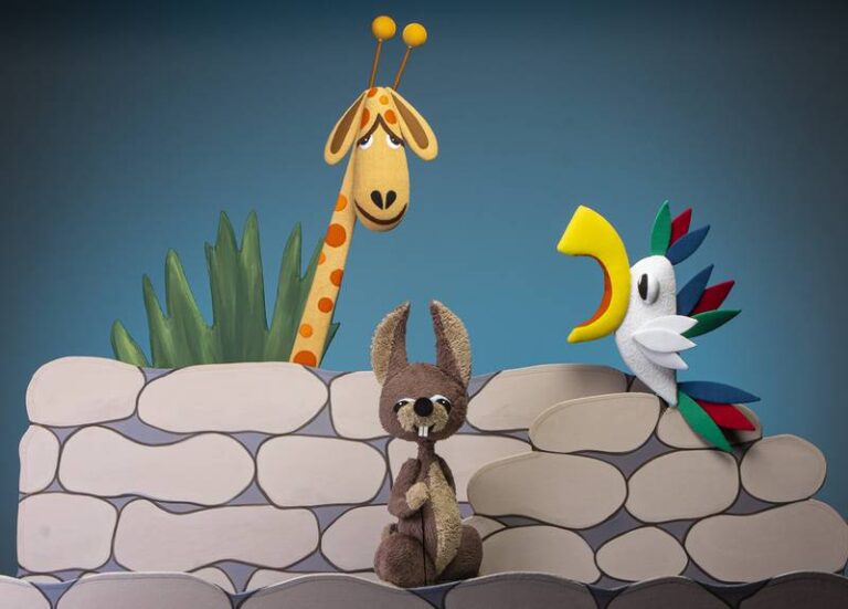 Szenenfoto aus dem Figurentheaterstück "Der Osterhase im Zoo"