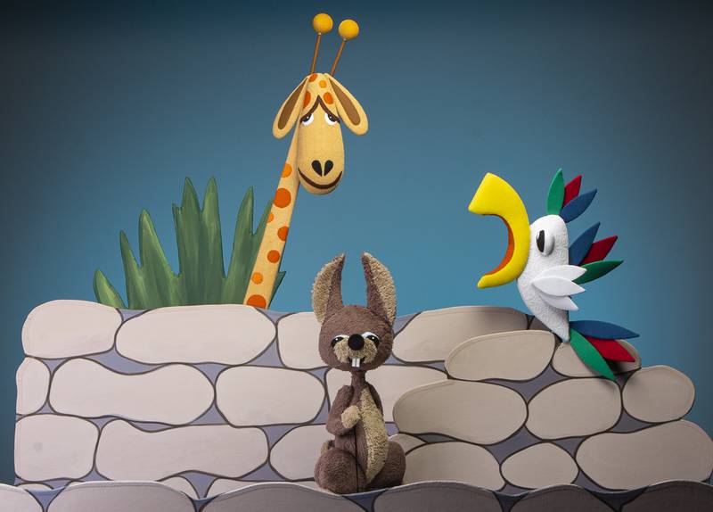 Szenenfoto aus dem Figurentheaterstück "Der Osterhase im Zoo"