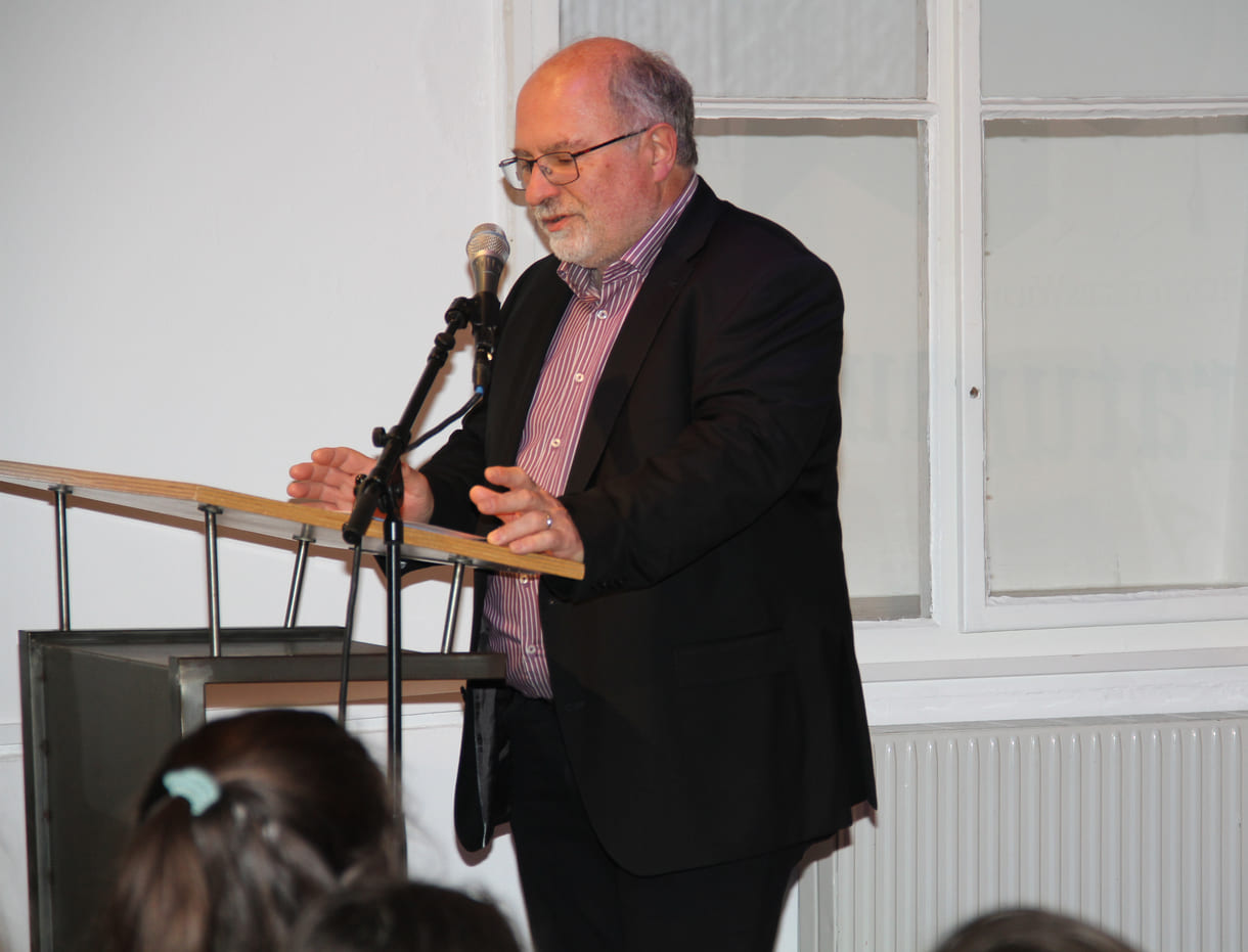 Erfreut begrüßt Literaturhaus-Wien-Leiter Robert Huez die jungen Buch-Diskutant:innen